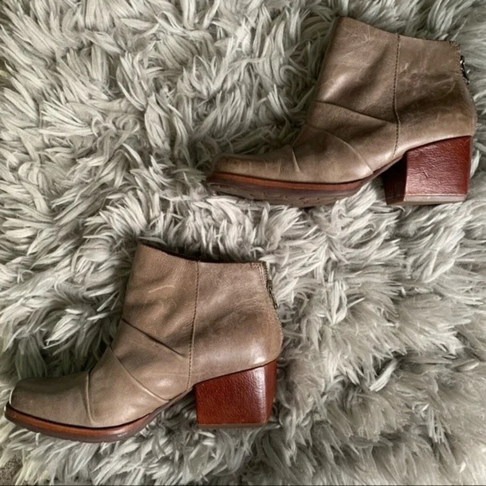 Kork Ease Kissel leather block heel ankle booties women's shoe size 6